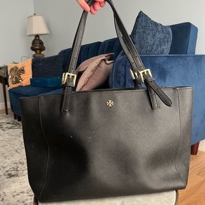 Tory Burch Robinson Black Saffiano Leather Tote

HPK069